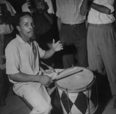 Walter Peixeiro tocando surdo no ensaio na Portela