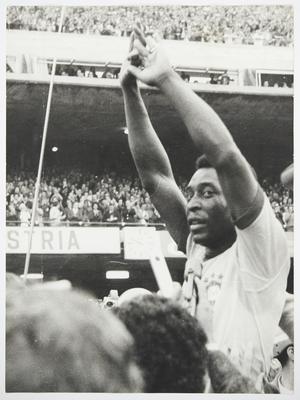 Pelé com a camisa da seleção brasileira