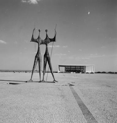 "Os Candangos" ou "Os Guerreiros", escultura de Bruno Giorgi