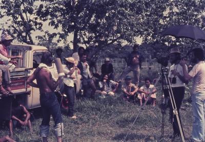 Jorge Bodanzky com a câmera durante as filmagens de "Iracema: uma transa amazônica"
