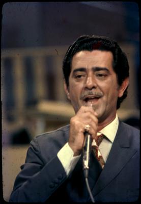 Miltinho ao microfone