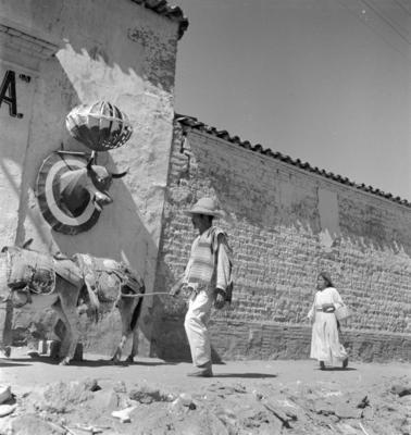 Cidadãos em frente à loja de fogos de artifício