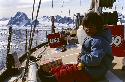 Igor Belli brinca com brinquedos LEGO