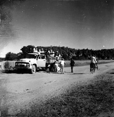 Chegada de romeiros em caminhão