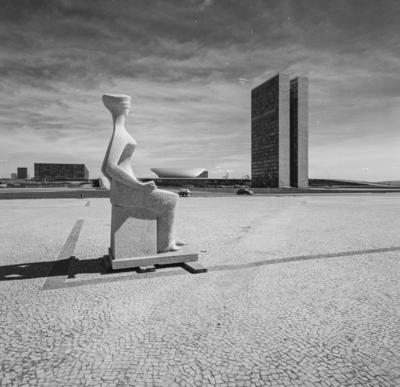 "A Justiça", escultura de Alfredo Ceschiatti, ao fundo o Congresso Nacional