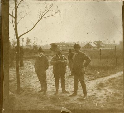 Homens em zona rural