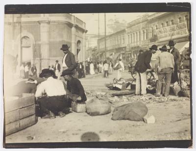 Movimento em frente ao Mercado Municipal
