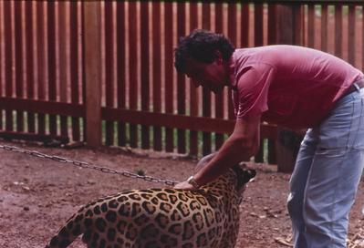 Homem posa com onça