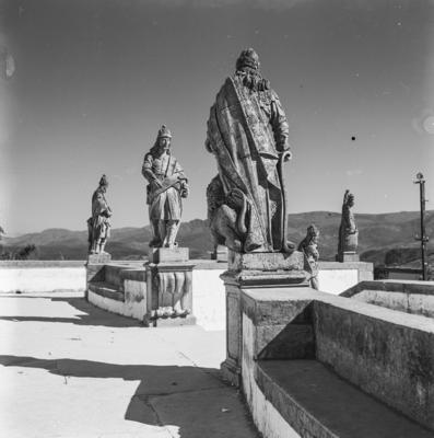 Profeta Oséias de frente e Profeta Daniel de costas