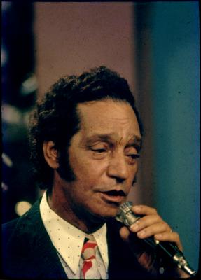 Orlando Silva ao microfone