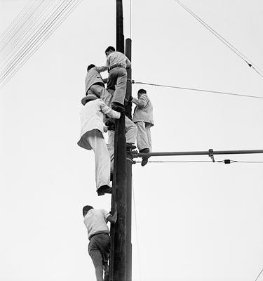 Homens assistem a chegada dos pracinhas da Força Expedicionária Brasileira, vindos da Europa