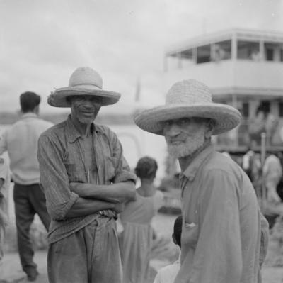 Pessoas à beira do rio São Francisco