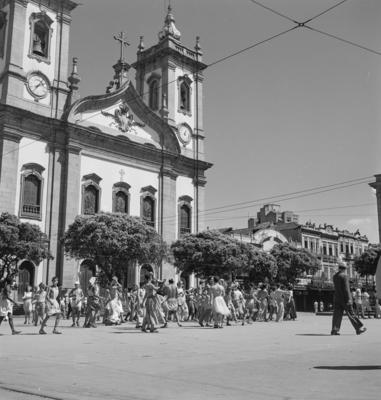 Carnaval de rua, em frente  à igreja de São Francisco de Paula