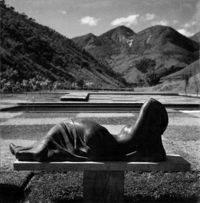 Residência de Edmundo Cavanellas, projeto do arquiteto Oscar Niemeyer e Burle Marx, com a escultura Mulher deitada, de Alfredo Ceschiatti
