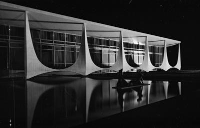 Vista noturna do Palácio da Alvorada