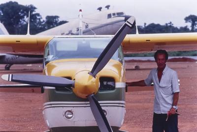 Ricardo Severo Grando ao lado de avião
