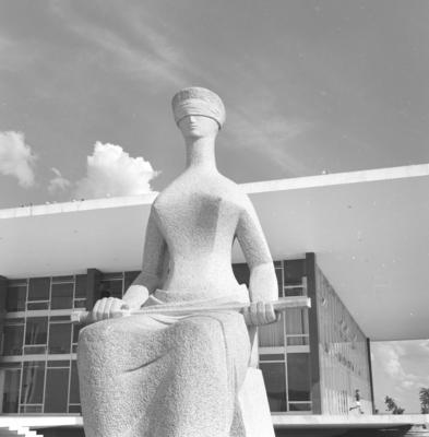 "A Justiça", escultura de Alfredo Ceschiatti