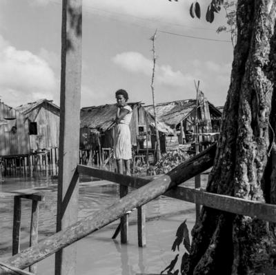 Vila da Barca, palafitas flutuantes, mulher