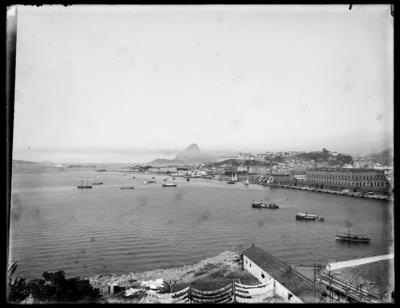 Cais Pharoux e Praça D. Pedro II, atual Praça XV de Novembro; vistos da Ilha das Cobras