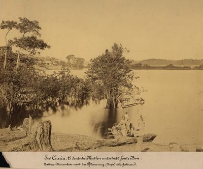 Indígenas do povo Miranha em embarcação no rio Curuá