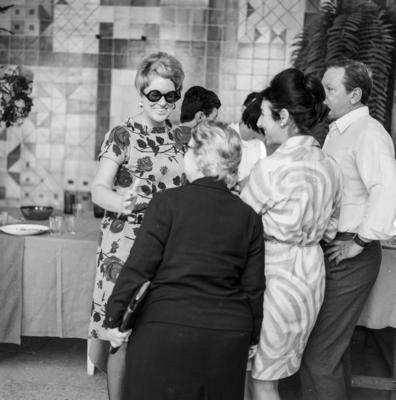 De óculos, Lucy Bloch; de perfil, Tuni Murtinho, no Sítio Burle Marx, na ocasião da visita de Pablo Neruda