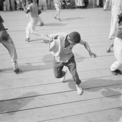 Passista de frevo no carnaval de rua de Recife