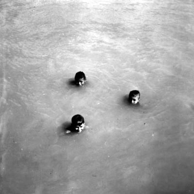 Rio Guamá, crianças nadando