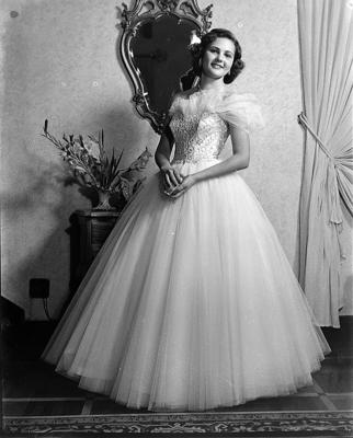 Marlene Montefort com vestido de baile