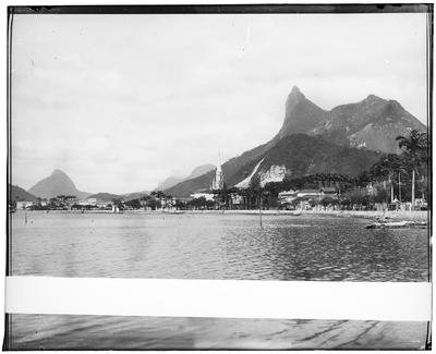 Vista de Botafogo, ao fundo o Morro do Corcovado, Pão de Açúcar e a Pedra da Gávea