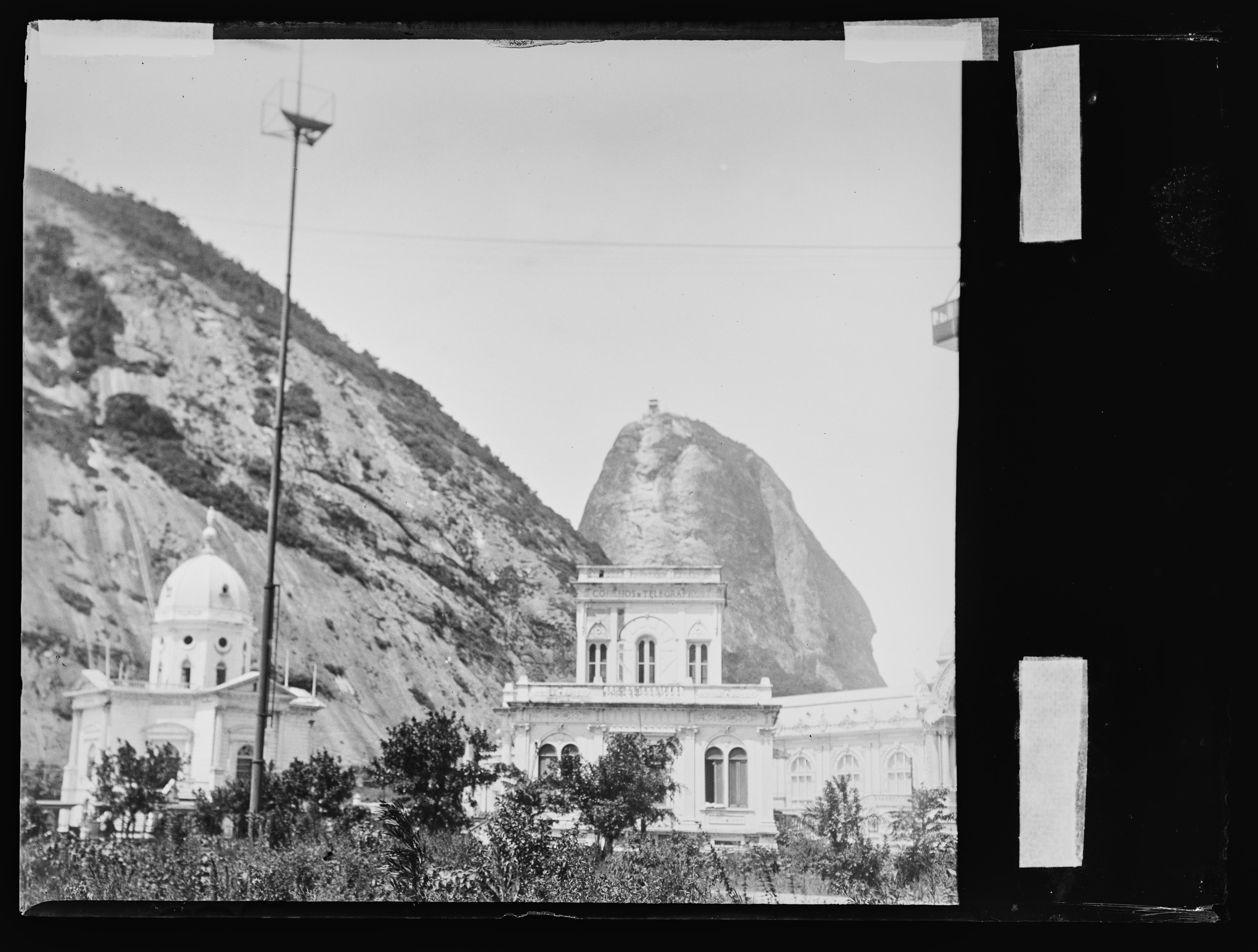 Pavilhão dos Correios e Telégrafos da Exposição Nacional Comemorativa do 1º Centenário da Abertura dos Portos do Brasil (1908); ao fundo, o Morro do Pão de Açúcar