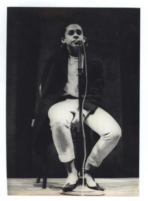 Gal Costa ao microfone