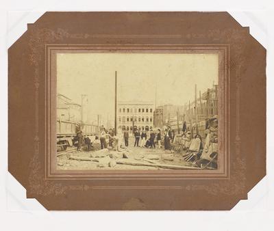 Construção da Avenida Central - engenheiros preparando o nivelamento dos terrenos