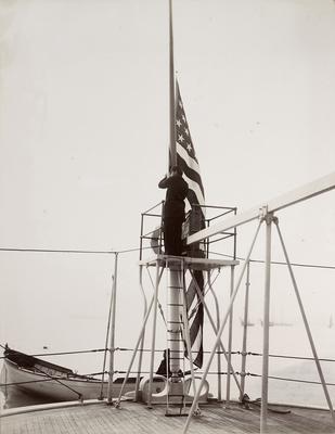 Bandeira na proa do navio