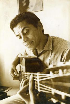Paulinho da Viola com o violão