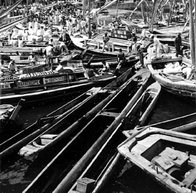 Embarcações na rampa e arredores do Mercado Modelo