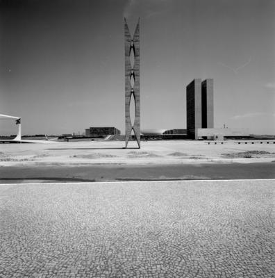 "O Pombal", escultura de Oscar Niemeyer, ao fundo o Congresso Nacional