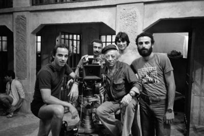 José Medeiros e equipe em cenário do presídio, durante filmagens de "Memórias do Cárcere"