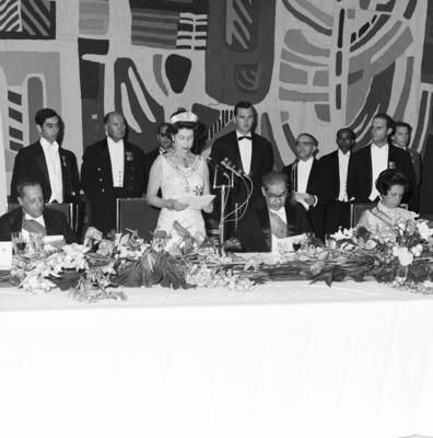Rainha Elizabeth II discursa na recepção em sua homenagem. À esquerda da rainha, o vice-presidente Pedro Aleixo. À direita, o presidente do Brasil, Arthur da Costa e Silva, e a primeira-dama, Dona Iolanda