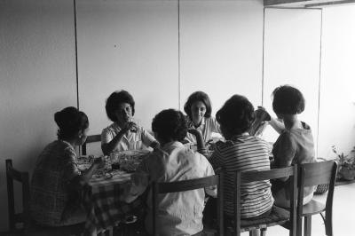 Maria Helena Guedes, Lena Coelho dos Santos, Philomena Miller, Zila Mamede e Maria de Nazareth Soares Lins no alojamento dos professores (Colina)