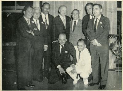 Membros da UBC com Jack Mills (reprodução de periódico)