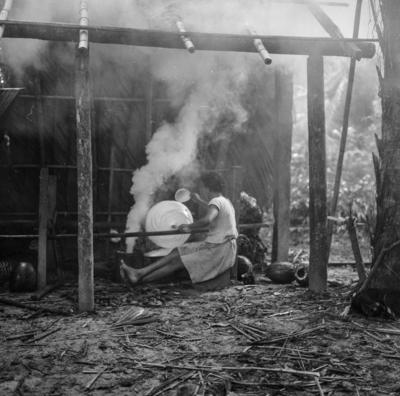 Ilha de Marajó - Mulher defumando látex