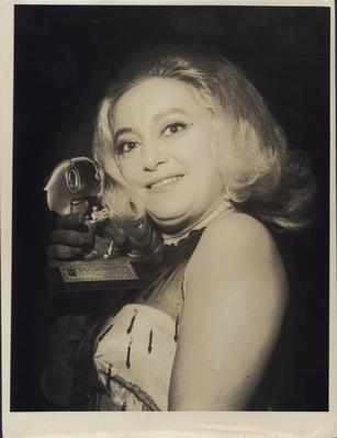 Isaurinha Garcia com troféu