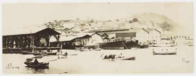 Trapiches na área portuária; ao fundo, o Morro do Castelo
