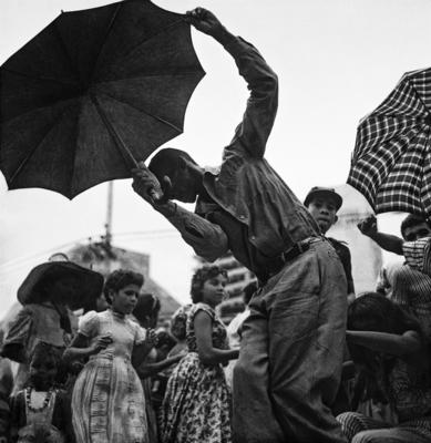 Passista de frevo no carnaval de rua de Recife