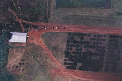 Vista aérea de plantação e celeiro