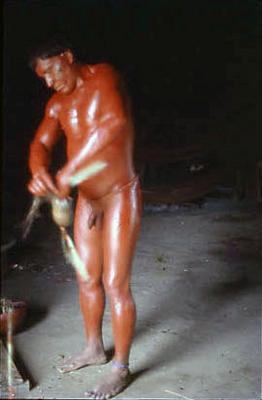 Série Xingu - Cuyaparé com corpo pintado de pasta de urucum