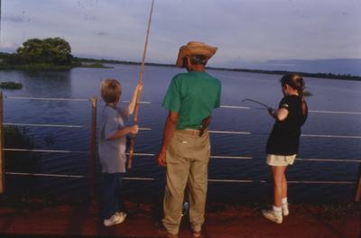 Visitantes com vara de pescar