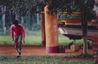 Homem ao lado de avião