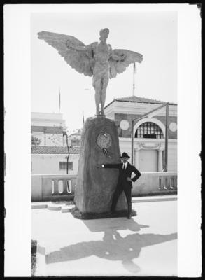 Alberto Santos Dumont em frente à réplica do monumento de Ícaro