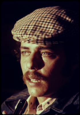 Chico Buarque ao microfone